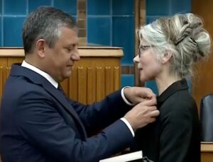 12 yıl sonra tekrar CHP’de! Emine Ülker Tarhan’a rozetini Özgür Özel taktı