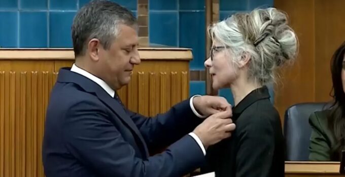 12 yıl sonra tekrar CHP’de! Emine Ülker Tarhan’a rozetini Özgür Özel taktı