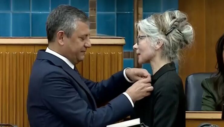 12 yıl sonra tekrar CHP’de! Emine Ülker Tarhan’a rozetini Özgür Özel taktı