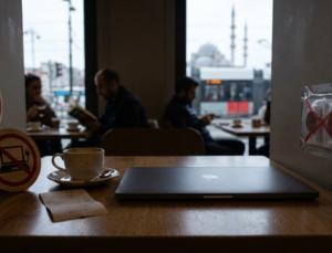 Kafelerde ‘bedava ofis’ devri kapanıyor mu? Prizleri iptal etme ve interneti sınırlandırma iddiası