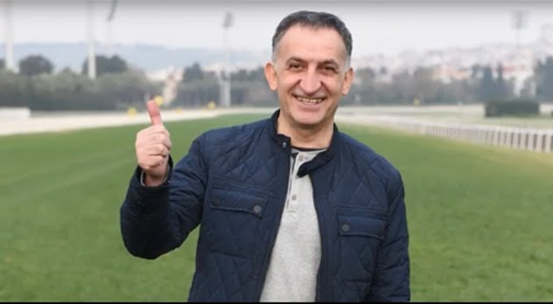 At Yarışlarının Efsane Sesi: Yüksel Saymaz Kimdir, Neden Ayrıldı? İşte “Mikrofondaki Nefes”in Hikayesi…