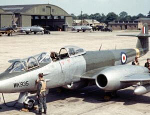 Havacılık tarihinde ilginç bir tasarım! Pilotları yatağa bağlayan jet uçak: Prone Pilot Gloster Meteor