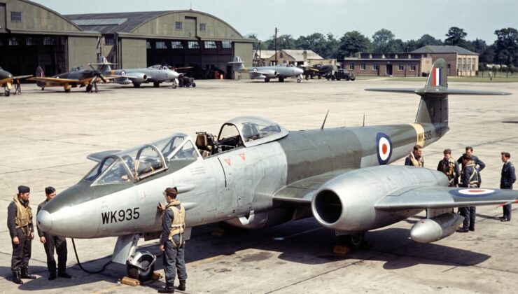 Havacılık tarihinde ilginç bir tasarım! Pilotları yatağa bağlayan jet uçak: Prone Pilot Gloster Meteor